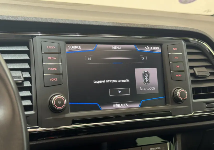 Écran tactile central du tableau de bord du SEAT Ateca 2019 affichant le menu Bluetooth, entouré de boutons fonctionnels.