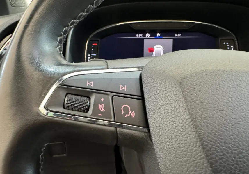 Gros plan sur les commandes vocales et volume du volant cuir noir du SEAT Ateca 2019 avec tableau de bord digital visible.
