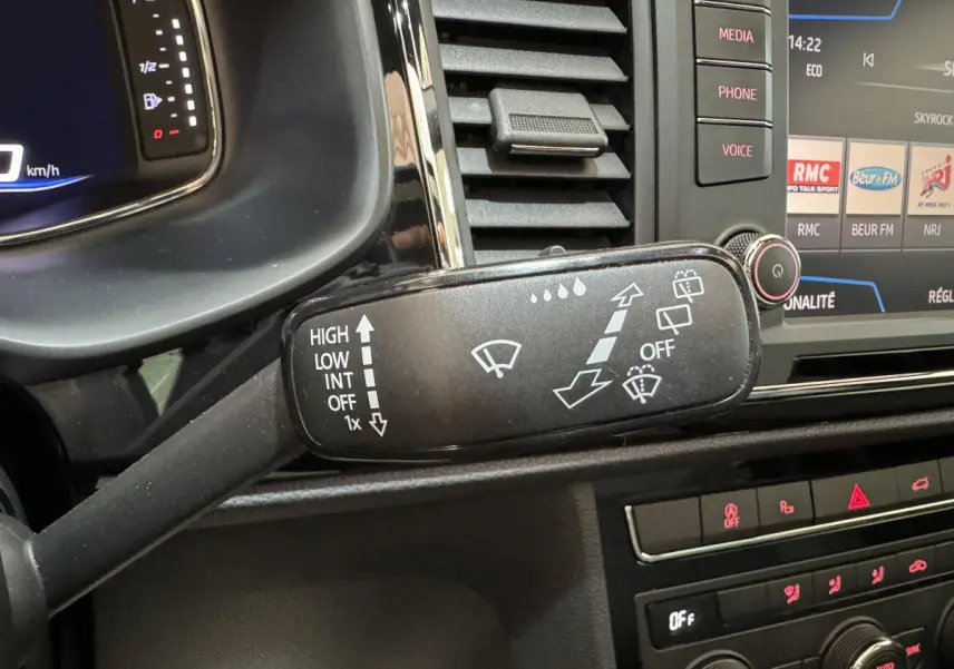 Gros plan sur la manette d'essuie-glace côté gauche du tableau de bord d'un SEAT Ateca gris clair 2019 avec écran tactile.