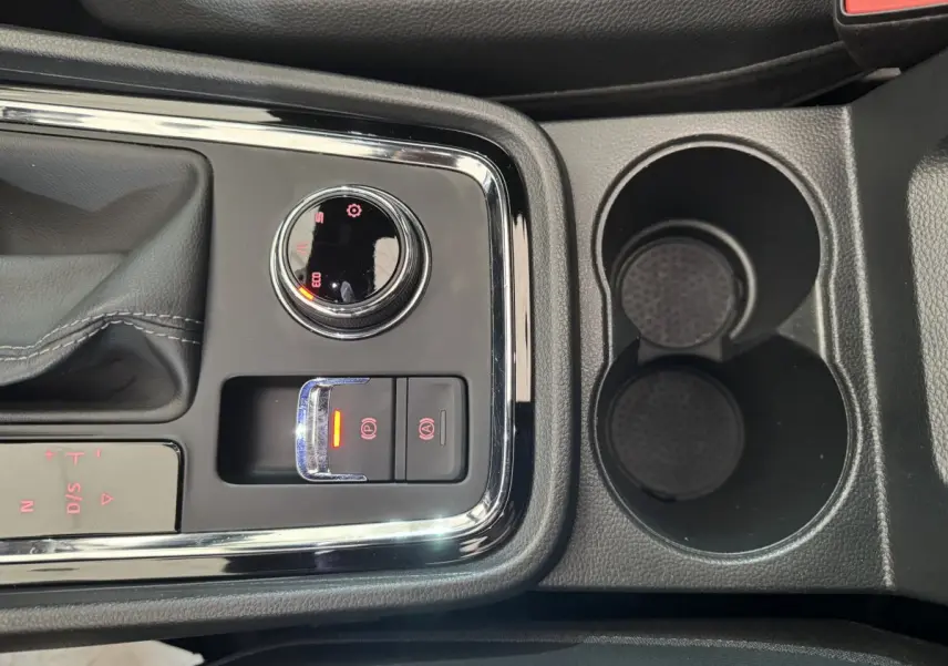 Gros plan sur la console centrale du SEAT Ateca gris clair 2019, avec sélecteur de mode de conduite et frein à main électrique.