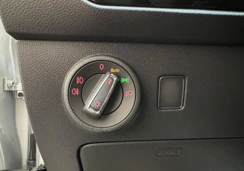 Gros plan sur le bouton de commande des phares dans l'habitacle du SEAT Ateca gris clair 2019.