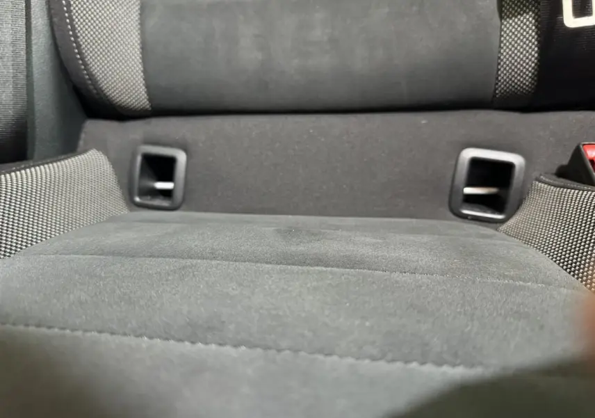 Gros plan sur l'assise arrière en tissu gris foncé du SEAT Ateca 2019, montrant les fixations Isofix.