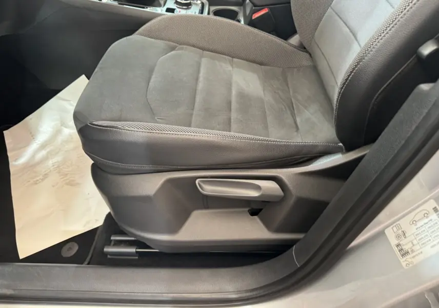 Gros plan sur le siège conducteur gris foncé du SEAT Ateca Xcellence 2019, avec seuil de porte gris clair visible.