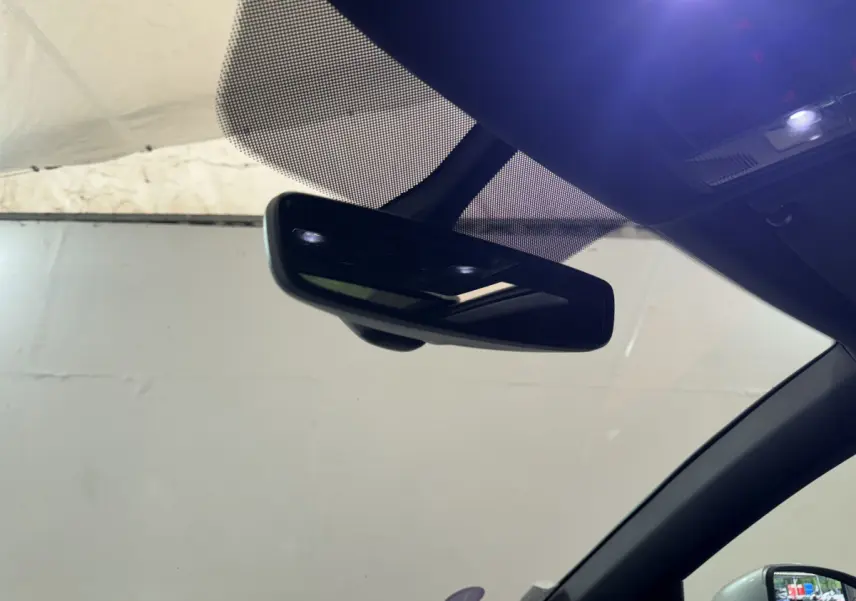 Rétroviseur intérieur noir avec capteurs intégrés, vue depuis l'habitacle d'un SEAT Ateca gris clair 2019.