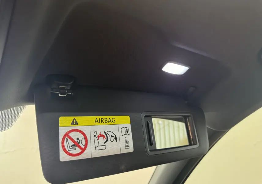 Détail du pare-soleil côté conducteur avec avertissement airbag et miroir éclairé dans un SEAT Ateca gris clair 2019.