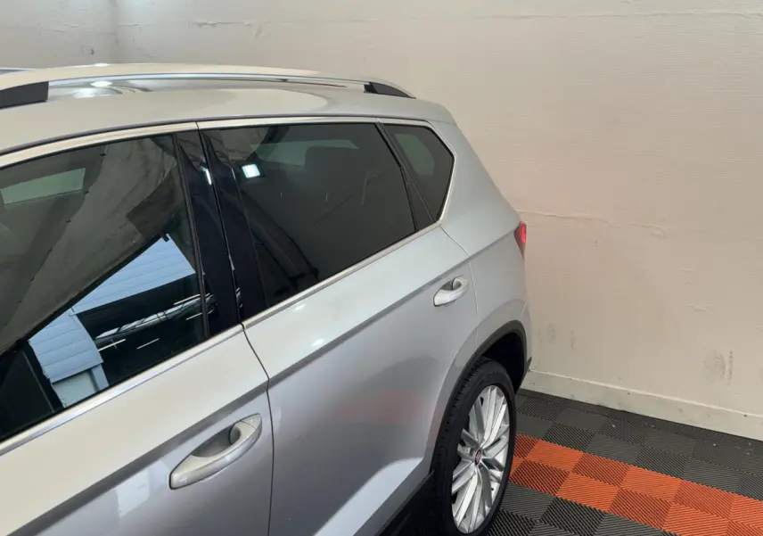 Vue côté droit arrière du SEAT Ateca gris clair, soulignant la porte arrière et la jante alliage multi-branches.