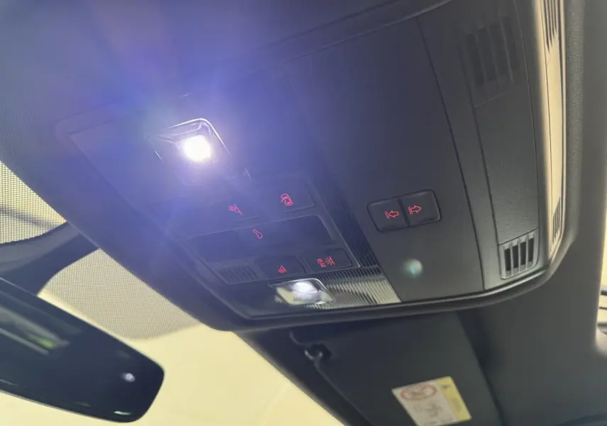 Vue intérieure du toit ouvrant et du panneau de commandes lumineuses du SEAT Ateca gris clair 2019.