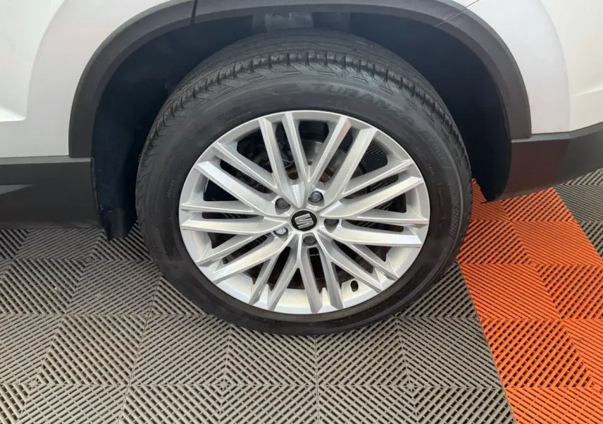 Gros plan sur la roue avant droite du SEAT Ateca gris clair, mettant en valeur la jante alliage multi-branches.