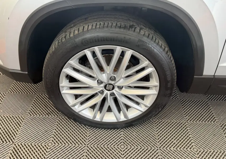 Gros plan sur la roue avant gauche avec jante alliage argentée du SEAT Ateca gris clair 2019