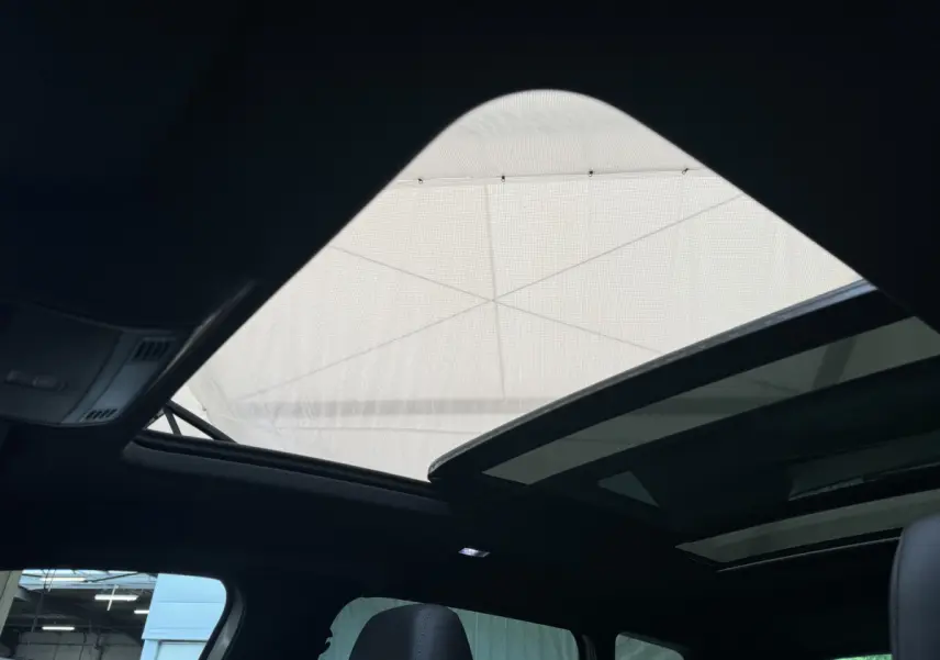 Toit ouvrant panoramique électrique en verre incliné du SEAT Ateca gris clair vu de l'intérieur arrière