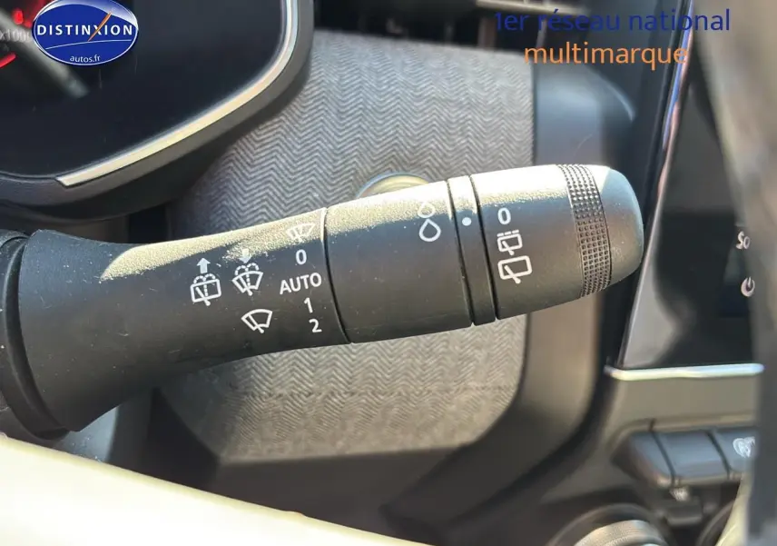 Gros plan sur la commande des essuie-glaces dans l’habitacle de la Renault Clio V gris pizarra 2024.