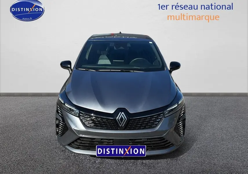 Vue avant d'une Renault Clio V gris pizarra avec calandre noire et logo Renault bien visible sur fond neutre.
