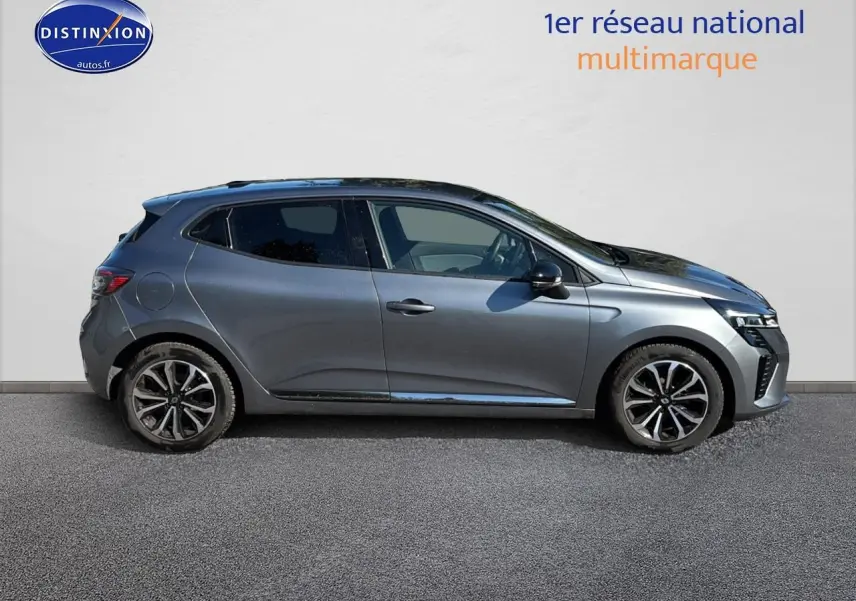 Profil droit de la Renault Clio V gris pizarra 2024 avec jantes alliage noires et toit noir brillant.
