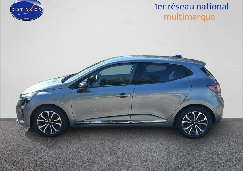 Profil côté gauche de la Renault Clio V gris pizarra 2024 avec jantes alliage noires et détails chromés sur portes.