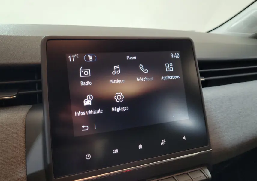 Écran tactile central de 7 pouces affichant le menu multimédia dans l'habitacle d'une Renault Clio bleu 2025.