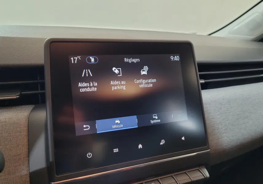 Écran tactile central affichant les réglages d’aide à la conduite dans l’habitacle d’une Renault Clio 2025.