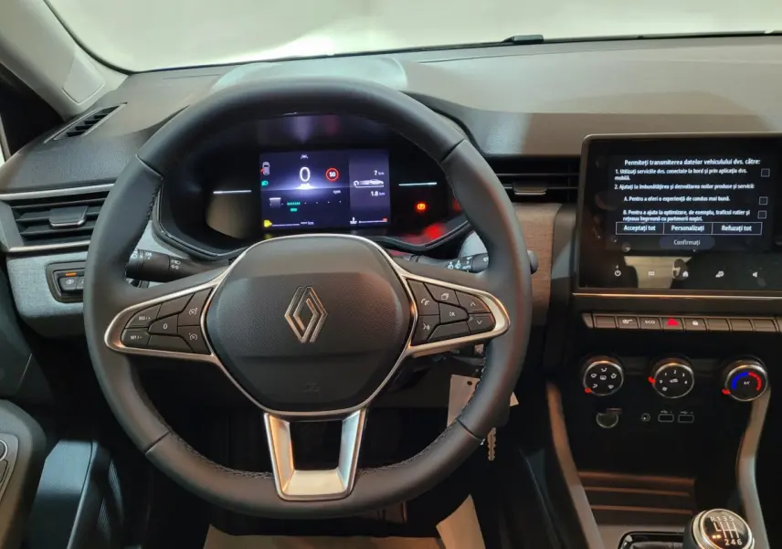 Vue intérieure centrée sur le volant cuir de la Renault Clio bleu 2025 avec écran tactile et tableau de bord numérique.
