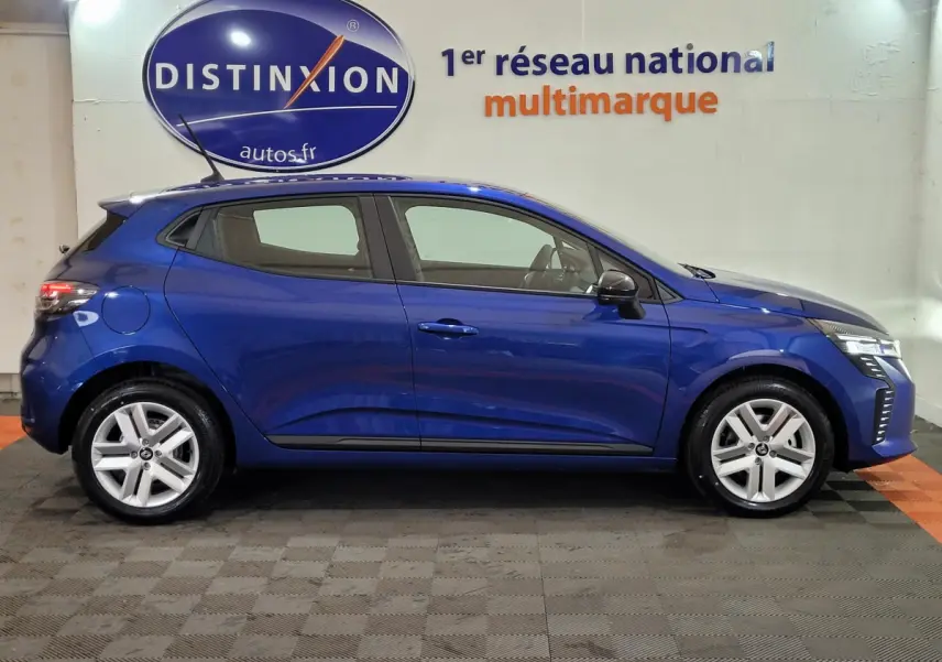 Profil côté gauche d'une Renault Clio Evolution Blue dCi 100 2025 en bleu avec jantes alliage et feux LED distinctifs.