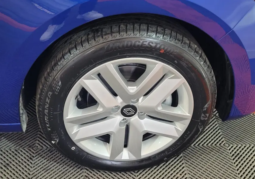 Gros plan sur la roue avant gauche d'une Renault Clio bleu 2025 avec jante alliage et pneu Bridgestone Turanza.