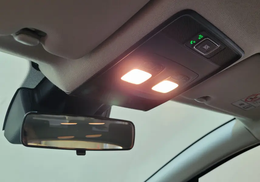 Plafonnier allumé et rétroviseur intérieur de la Renault Clio bleu Evolution Blue dCi 100 -25 vue de l'habitacle avant.