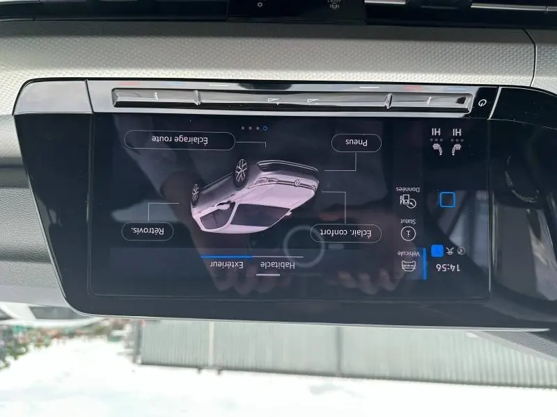 Écran tactile intérieur affichant une vue 3D d'une Volkswagen Golf noire en position inversée.
