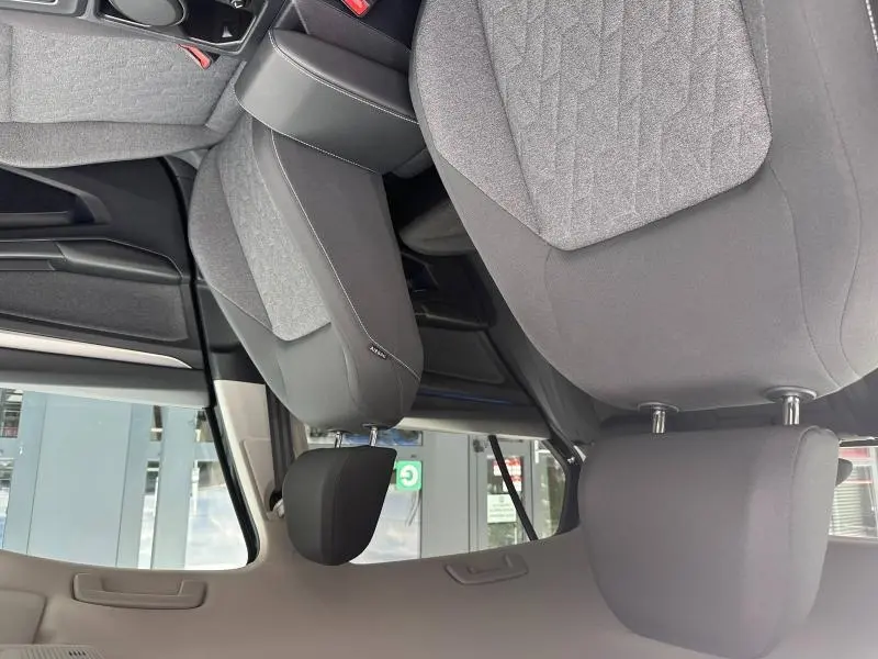 Vue intérieure côté gauche montrant les sièges avant gris et noir du Volkswagen Golf 1.5 eTSI Style 2024.