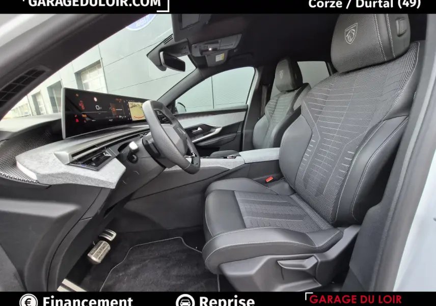 Intérieur avant droit du Peugeot 3008 blanc 2025, sièges tissu et cuir gris avec logo Peugeot brodé.