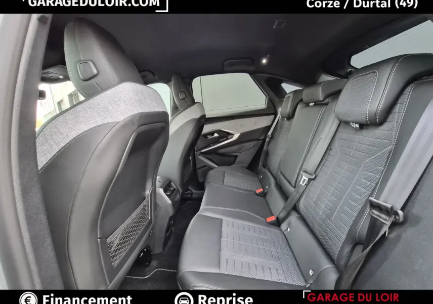 Vue intérieure arrière droite des sièges noirs en tissu et cuir du Peugeot 3008 1.2 Hybrid 145 GT 2025.