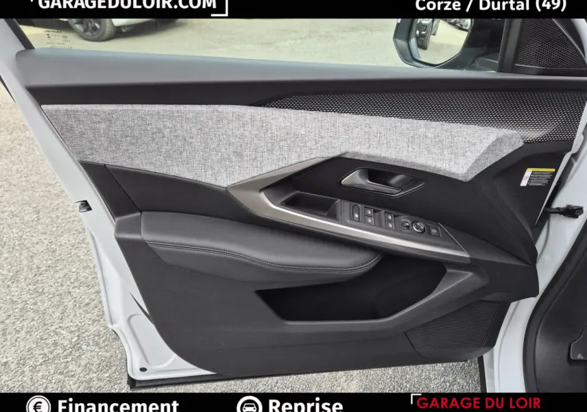 Vue intérieure de la porte avant gauche blanche du Peugeot 3008 1.2 Hybrid 145 GT avec habillage tissu gris et commandes électriques.