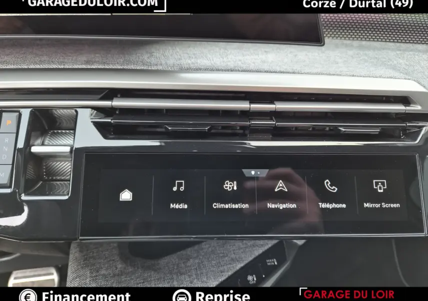 Vue rapprochée de l'écran tactile central noir du tableau de bord du Peugeot 3008 blanc, affichant les menus multimédia et navigation.