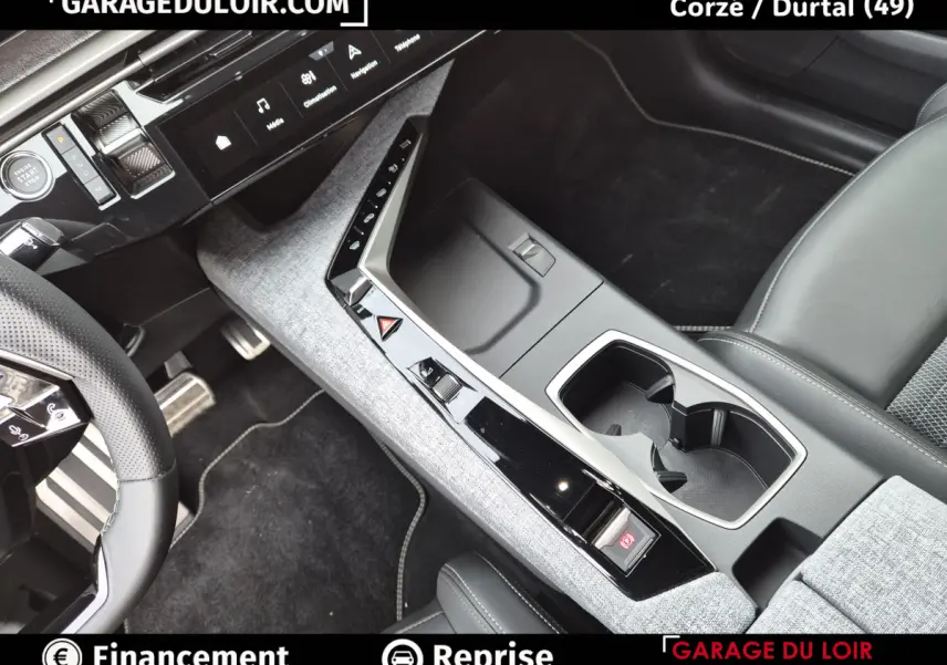 Vue intérieure côté passager de la console centrale noire et grise avec écran tactile et volant partiel de la Peugeot 3008 blanc.