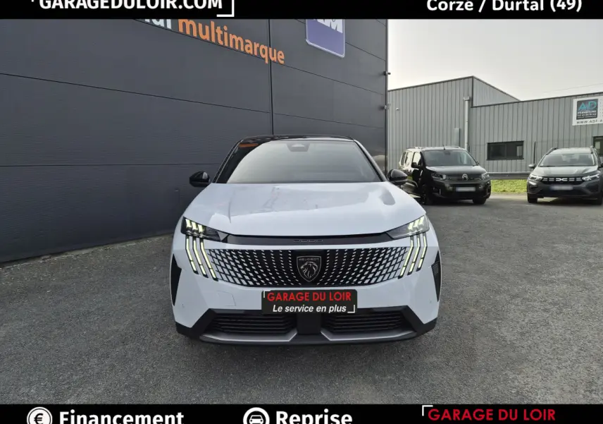 Vue avant d’un Peugeot 3008 blanc hybride 2025 avec calandre distinctive et feux LED verticaux allumés.