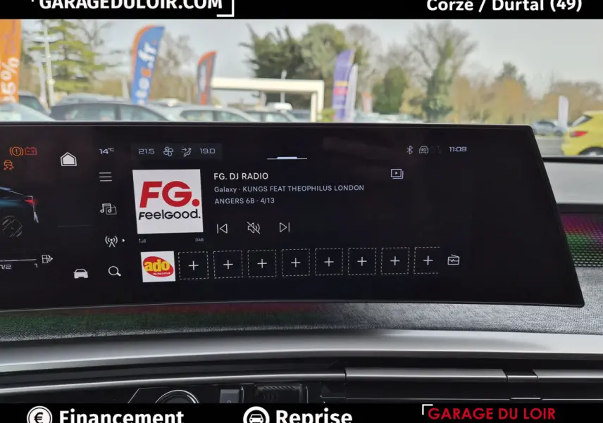 Vue intérieure du tableau de bord du Peugeot 3008 blanc 2025, avec écran tactile multifonctions allumé.