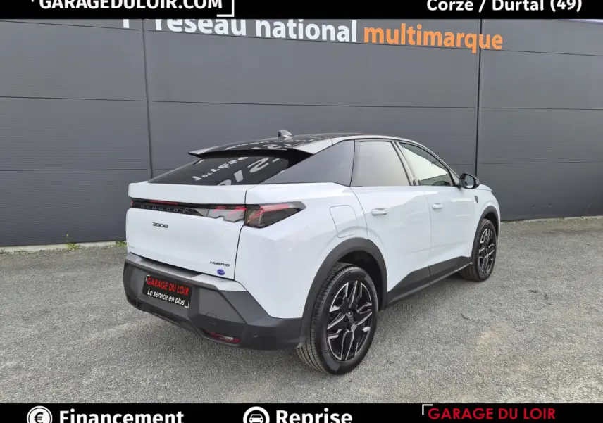 Peugeot 3008 blanc vue 3/4 arrière droit, toit noir contrasté et jantes alliage noires, stationné devant un mur gris.