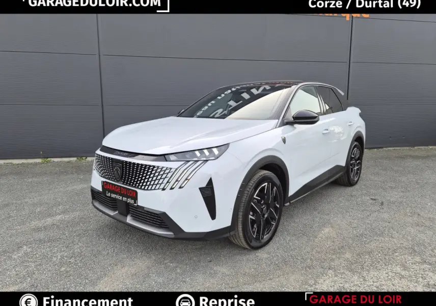 Peugeot 3008 blanc vue 3/4 avant droit, calandre distinctive et jantes noires brillantes.