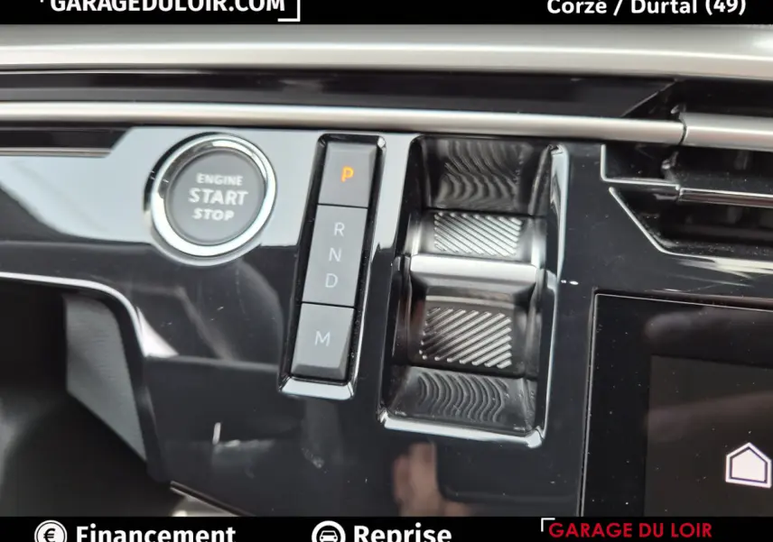 Détail de la console centrale noire brillante du Peugeot 3008 blanc, avec bouton Start/Stop et commandes de boîte automatique.