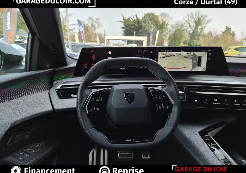 Vue intérieure centrée sur le volant cuir noir et le tableau de bord numérique du Peugeot 3008 blanc 2025.