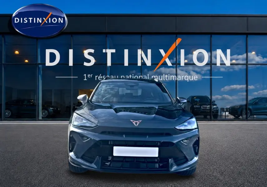Vue frontale d'un CUPRA Formentor bleu fjord 2026, avec logo distinctif et calandre sportive visible.