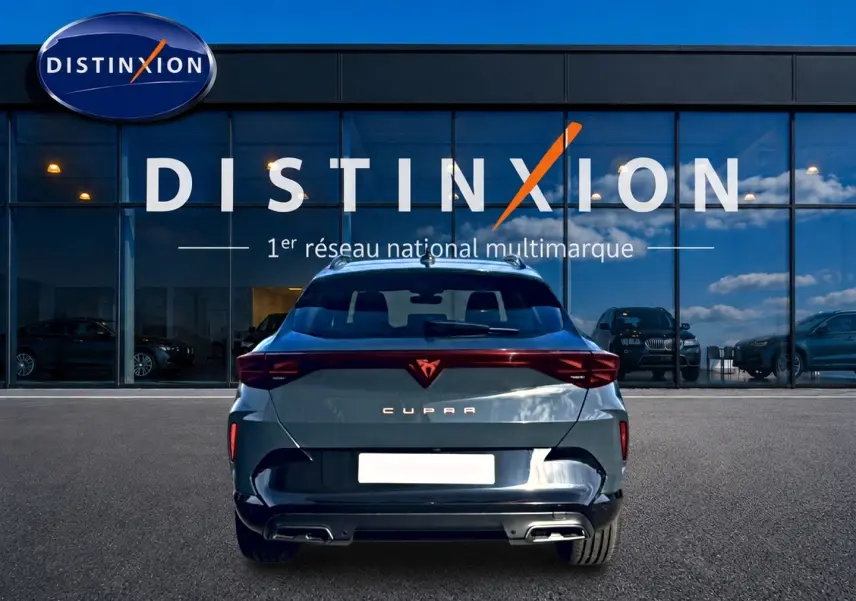 Vue arrière d'un CUPRA Formentor bleu fjord 2026 avec double sortie d'échappement et feux arrière LED continus.