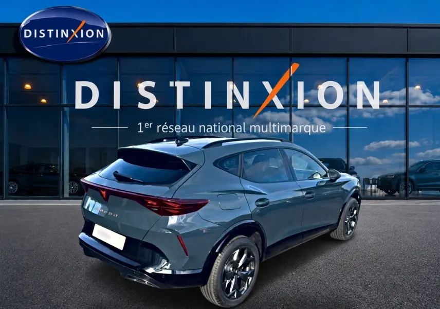 Vue 3/4 arrière droite d’un CUPRA Formentor 1.5 etsi hybrid bleu fjord avec jantes noires et feux LED distinctifs.