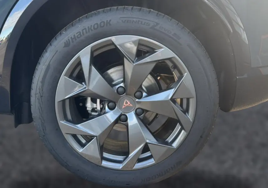 Gros plan sur la roue avant droite du CUPRA Formentor 1.5 etsi hybrid 2026 avec jante gris foncé et logo CUPRA central.