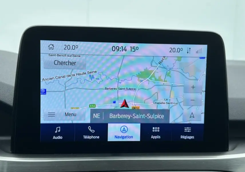Écran tactile du système de navigation Ford SYNC 3 affichant une carte, dans un Ford Kuga gris solaire.