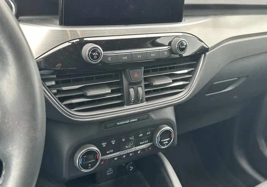 Tableau de bord du Ford Kuga gris solaire 2020, vue centrée sur la console centrale avec commandes clim et audio.