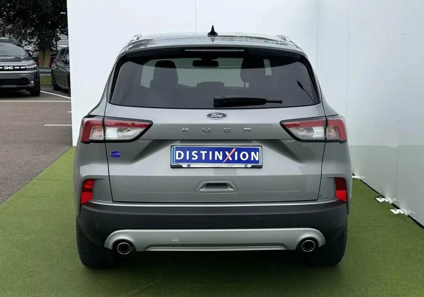 Vue arrière du Ford Kuga gris solaire 2020 avec feux LED et double sortie d'échappement intégrée.