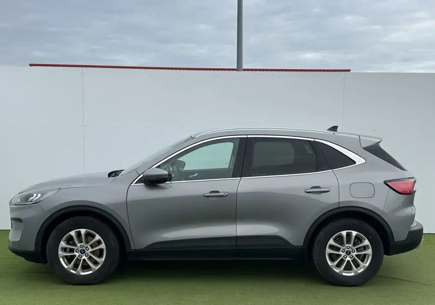 Profil côté gauche du Ford Kuga III gris solaire 2020 avec jantes alliage 17 pouces et vitres arrière surteintées.