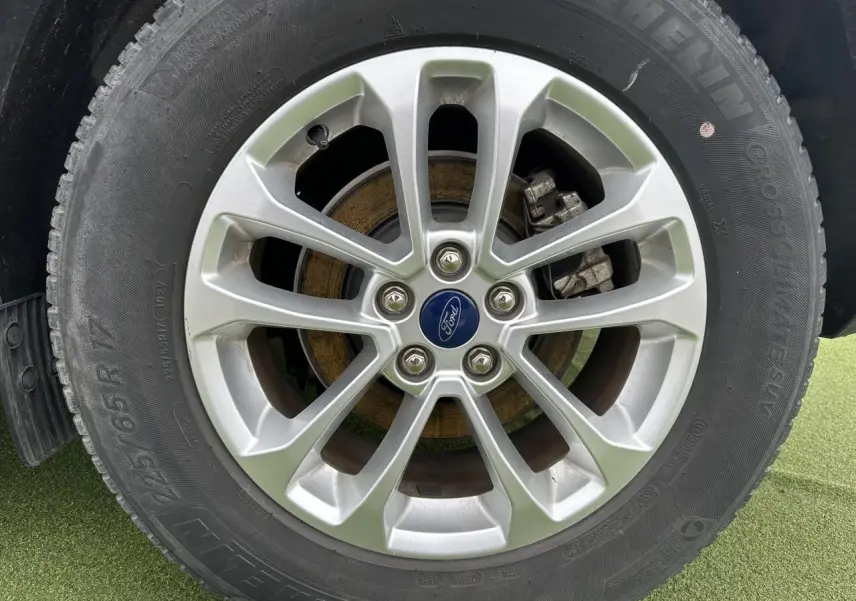 Gros plan sur la jante alliage 17 pouces 10 branches finition Titanium du Ford Kuga gris solaire de 2020.