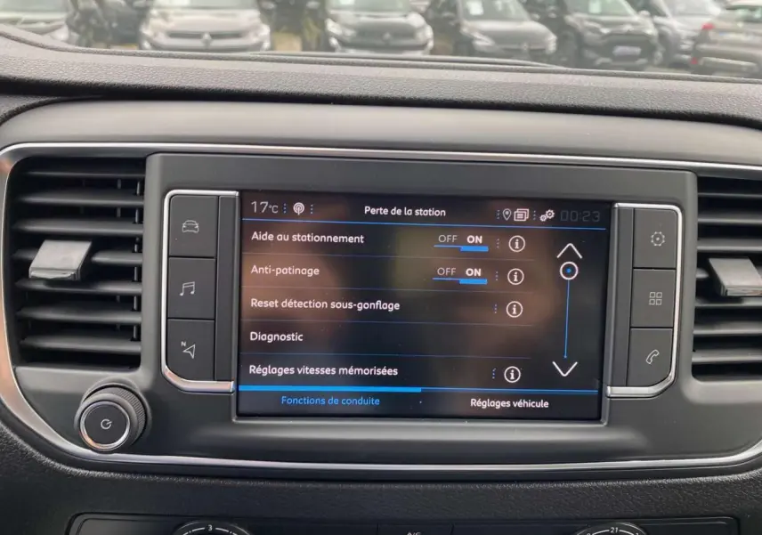 Écran tactile central du Peugeot Expert Fourgon blanc 2023 montrant les réglages d'aide à la conduite.