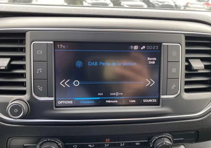 Écran tactile 7 pouces du Peugeot Expert Fourgon blanc 2023 affichant la radio DAB en intérieur véhicule.