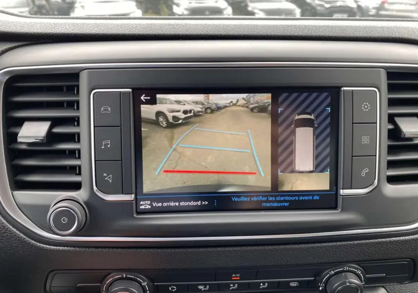 Écran tactile central du Peugeot Expert Fourgon 2023 montrant la caméra de recul avec vue 180° et affichage 3D.