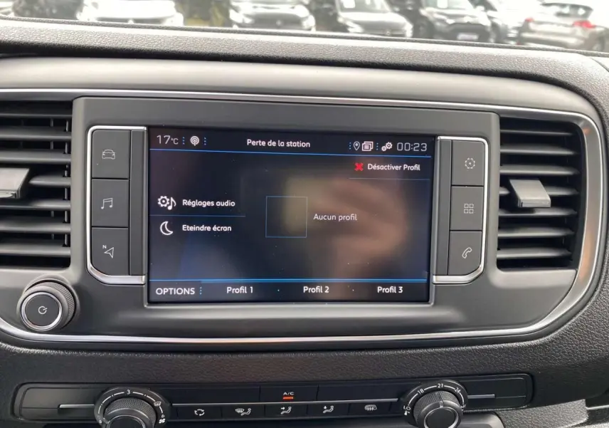 Écran tactile central du tableau de bord du Peugeot Expert Fourgon blanc 2023, avec commandes audio et climatisation visibles.